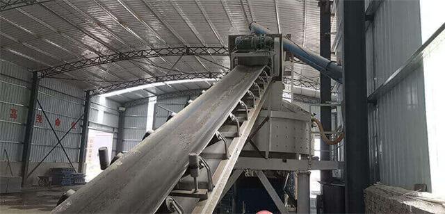 Conveyor belt feeding the material into Planetary mixer.jpg