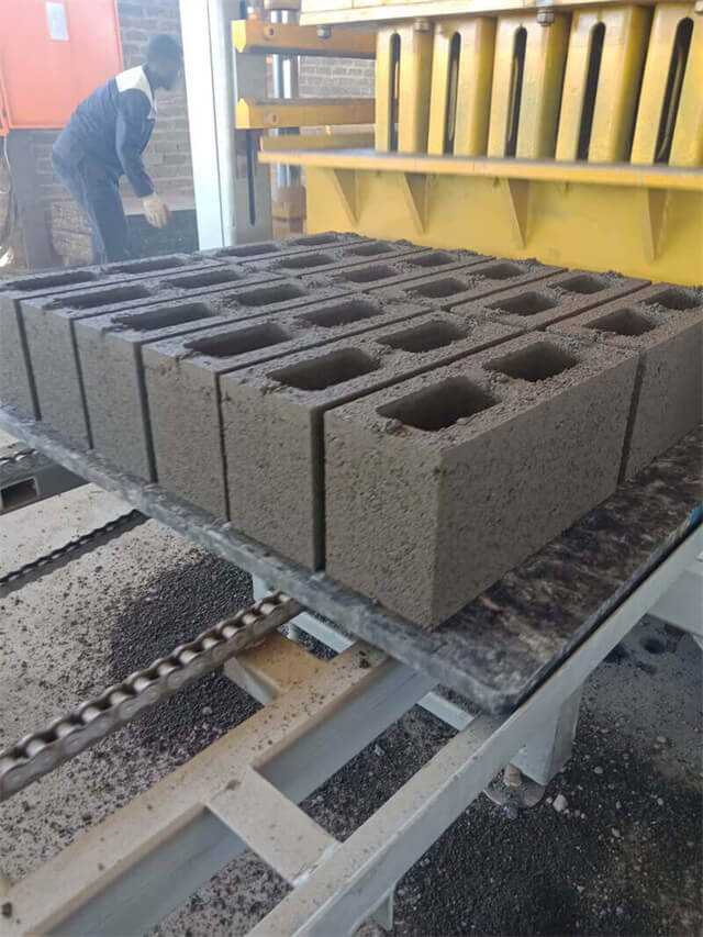 6inch hollow block made by QT8-15 block making machine.jpg