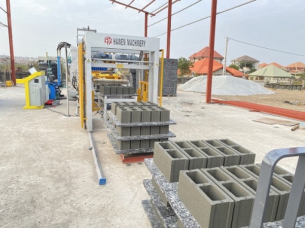 How many operators are required to run the cement block manufacturing machine efficiently